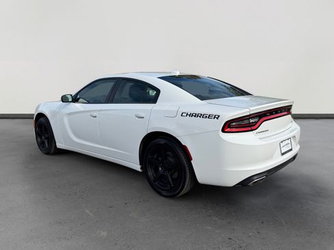 Used 2016 Dodge Charger SXT image 3