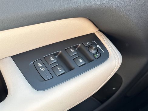 New 2026 Volvo XC60 B5 Plus w/ Protection Package Premier image 18