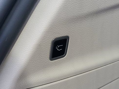 Used 2024 Chrysler Pacifica Touring-L FWD image 8