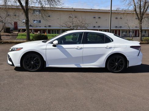 Used 2024 Toyota Camry SE image 3