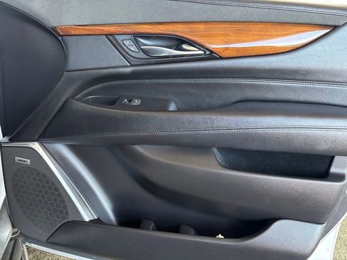 Used 2020 Cadillac Escalade ESV Luxury RWD image 17