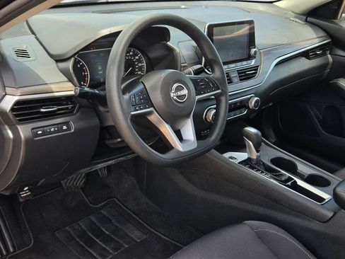 Used 2025 Nissan Altima 2.5 SV FWD image 30