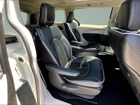Used 2023 Chrysler Pacifica Limited image 26