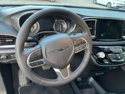 Used 2025 Chrysler Pacifica Select image 29
