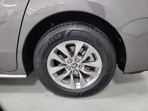 Certified 2021 Toyota Sienna LE image 8