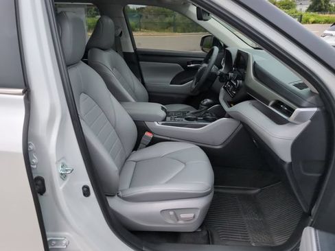 Used 2024 Toyota Highlander XLE AWD/4WD image 10