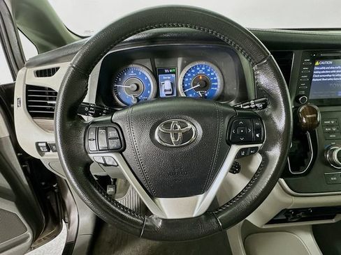 Used 2020 Toyota Sienna XLE FWD image 26