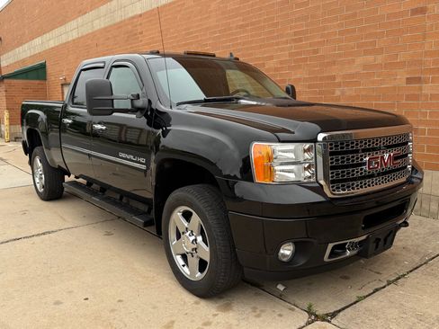 Used 2013 GMC Sierra 2500 Denali w/ Suspension Package, Off-Road AWD/4WD image 1