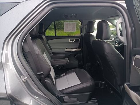 Used 2024 Ford Explorer XLT w/ Equipment Group 202A AWD/4WD image 18