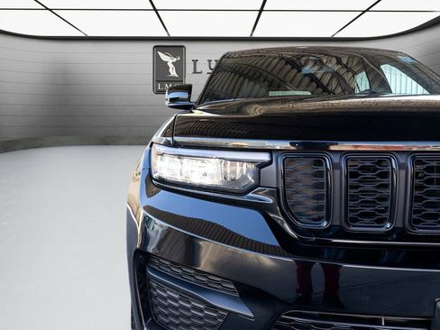 Used 2023 Jeep Grand Cherokee Altitude AWD/4WD image 14
