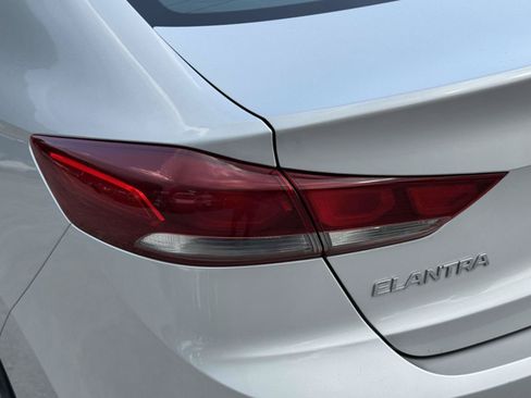 Used 2017 Hyundai Elantra SE FWD image 8