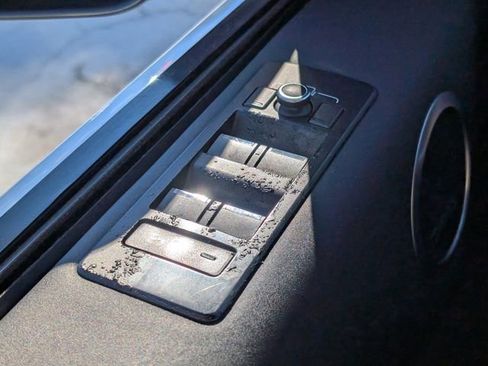 Used 2020 Land Rover Discovery Landmark image 38