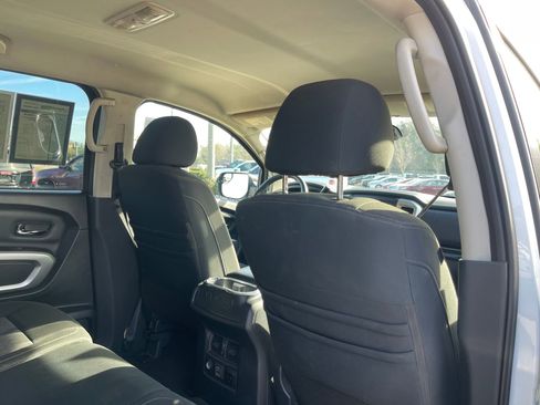 Used 2019 Nissan Titan SV w/ SV Convenience Package image 24