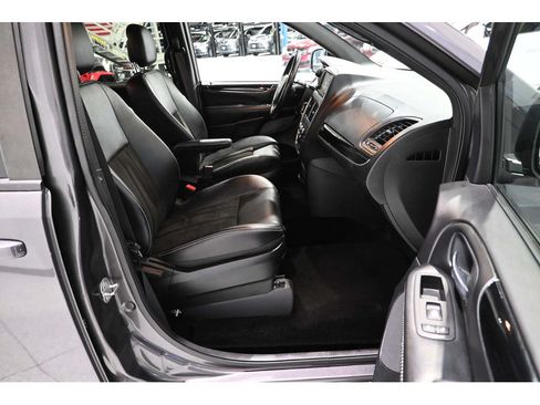Used 2019 Dodge Grand Caravan SXT w/ Blacktop Package FWD image 15