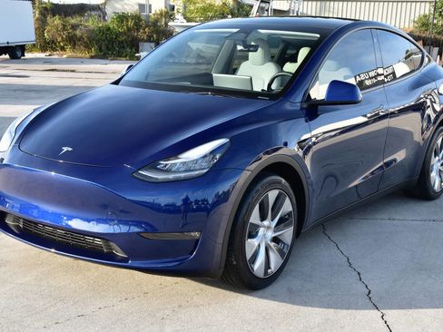 Used 2023 Tesla Model Y AWD image 3