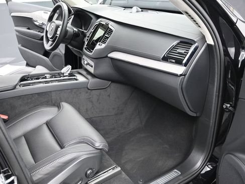 Used 2024 Volvo XC90 B6 Ultimate w/ Lounge Package image 18