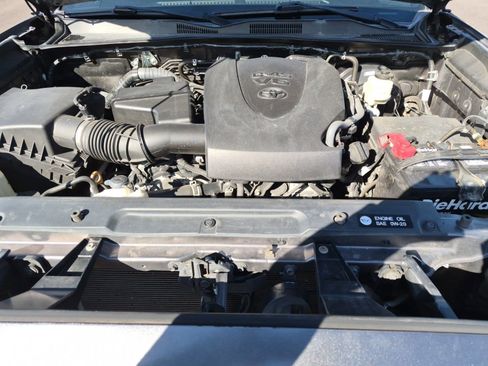 Used 2017 Toyota Tacoma TRD Sport w/ Tow Package (A/T) image 14