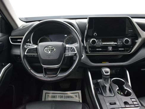 Used 2024 Toyota Highlander XLE AWD/4WD image 17