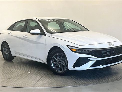 Used 2024 Hyundai Elantra Blue FWD image 11