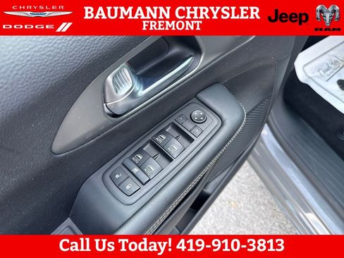 Used 2025 Chrysler Pacifica Select FWD image 11
