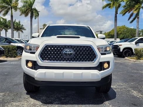 Used 2018 Toyota Tacoma TRD Sport image 2