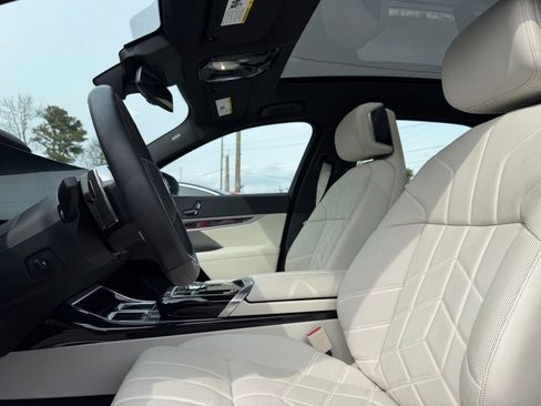 Used 2025 BMW 750e xDrive AWD/4WD image 10