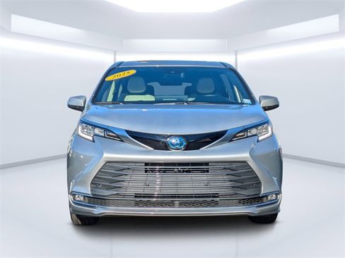 Used 2025 Toyota Sienna Limited image 8