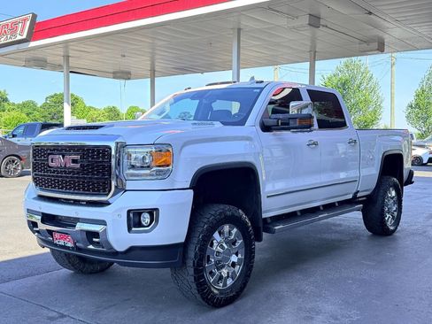 Used 2019 GMC Sierra 2500 Denali w/ Duramax Plus Package AWD/4WD image 6