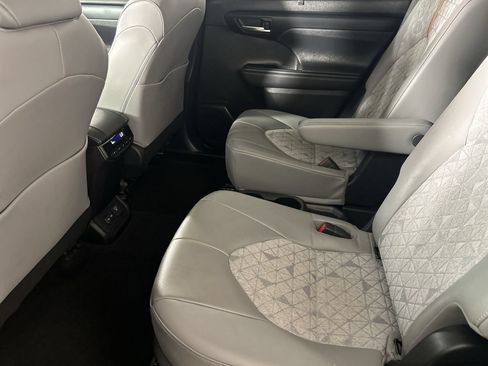 Used 2023 Toyota Highlander Bronze Edition FWD image 24