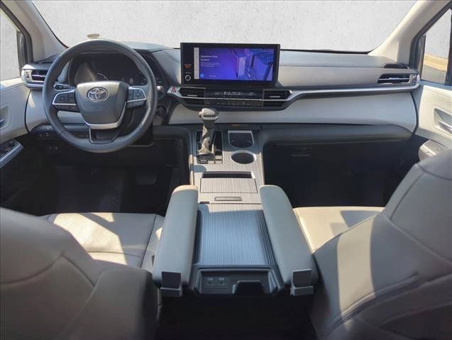 Used 2025 Toyota Sienna XLE FWD image 25