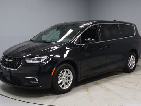Used 2025 Chrysler Pacifica Select image 7