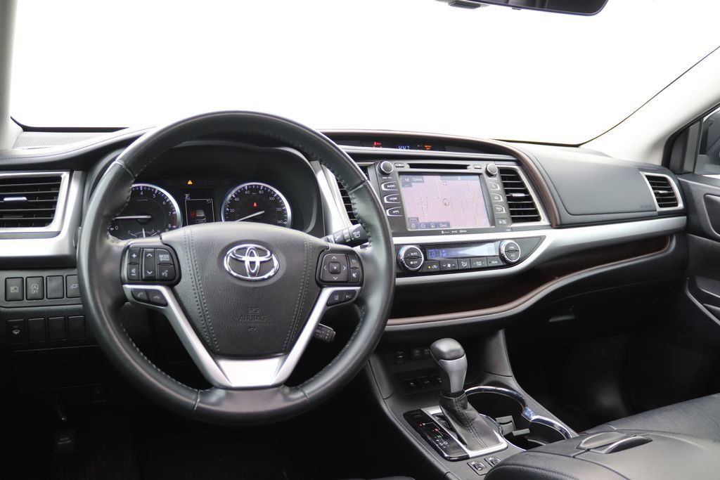 Used 2019 Toyota Highlander XLE AWD/4WD image 3