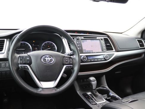 Used 2019 Toyota Highlander XLE AWD/4WD image 3