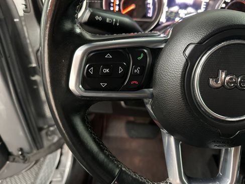 Used 2018 Jeep Wrangler Unlimited Sahara image 17