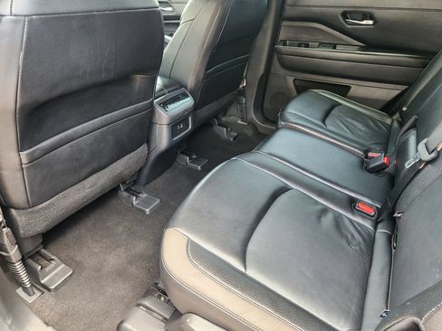 Used 2023 Nissan Pathfinder SL AWD/4WD image 28