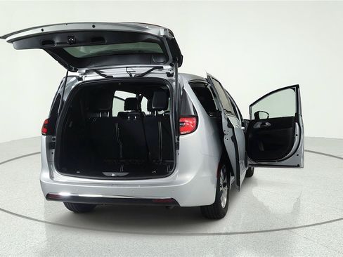 Used 2026 Chrysler Pacifica Limited FWD image 7