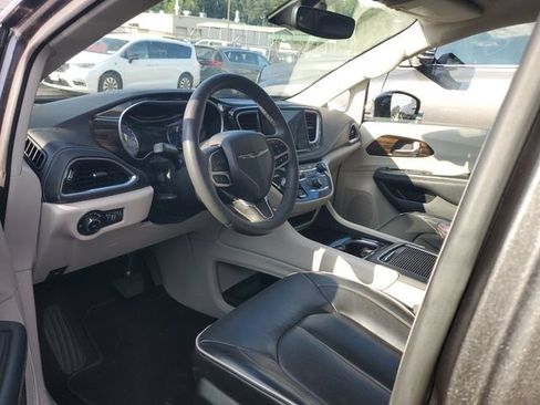 Certified 2023 Chrysler Pacifica Limited FWD image 7