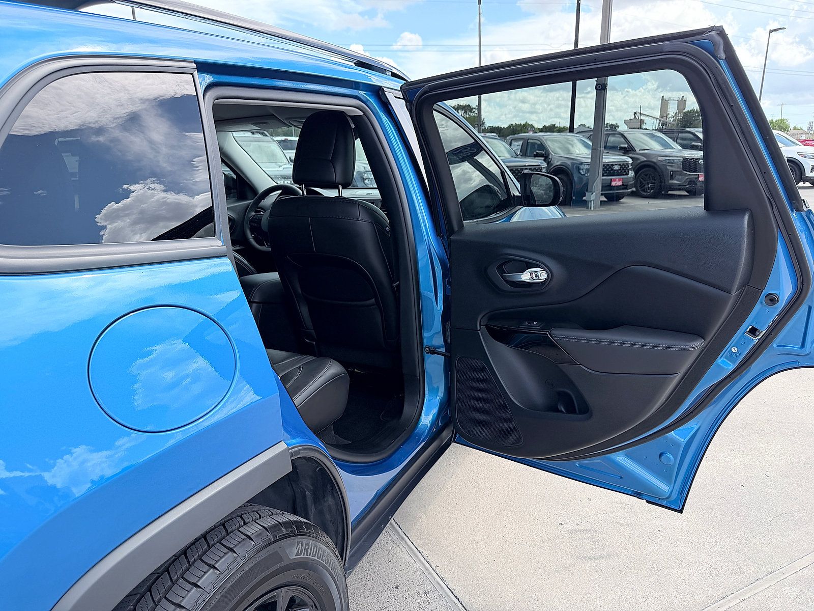Used 2023 Jeep Cherokee Altitude Lux AWD/4WD image 18