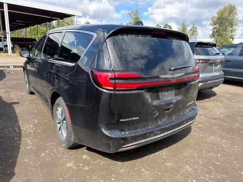 Used 2024 Chrysler Pacifica Limited FWD image 5