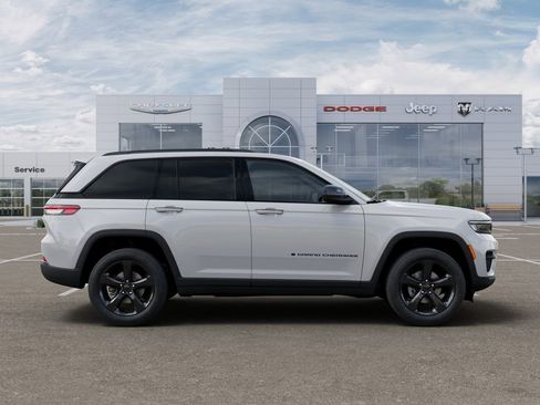 New 2025 Jeep Grand Cherokee Altitude w/ Trailer Tow Package AWD/4WD image 21