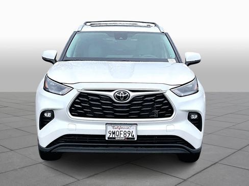 Used 2024 Toyota Highlander XLE image 3