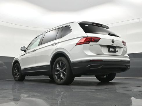 Used 2023 Volkswagen Tiguan SE w/ Panoramic Sunroof Package FWD image 25