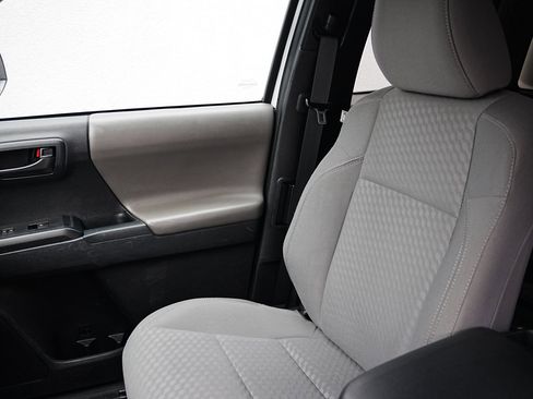 Used 2020 Toyota Tacoma SR image 11