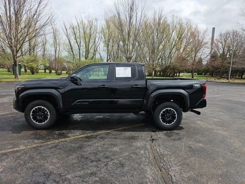 Used 2024 Toyota Tacoma TRD Off-Road image 2