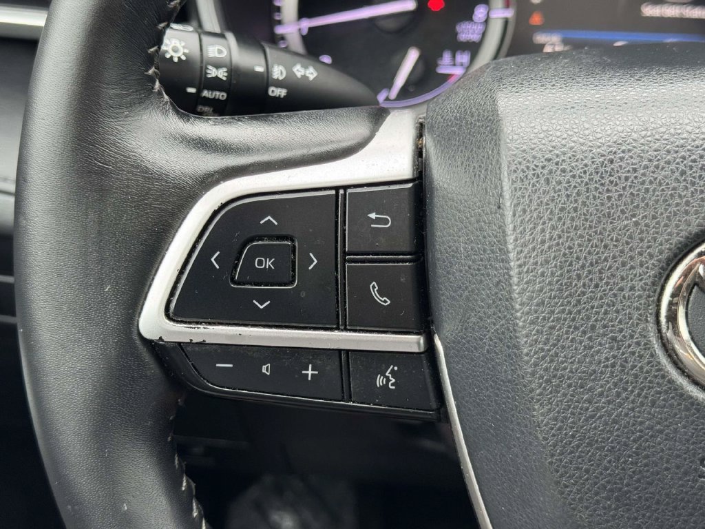 Used 2022 Toyota Highlander XSE FWD image 10