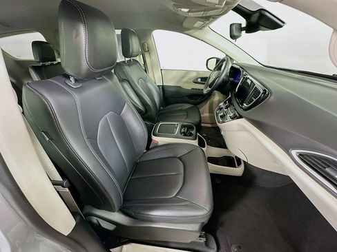 Certified 2024 Chrysler Pacifica Touring-L image 39