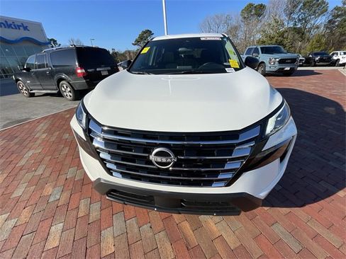 Used 2025 Nissan Rogue S image 2