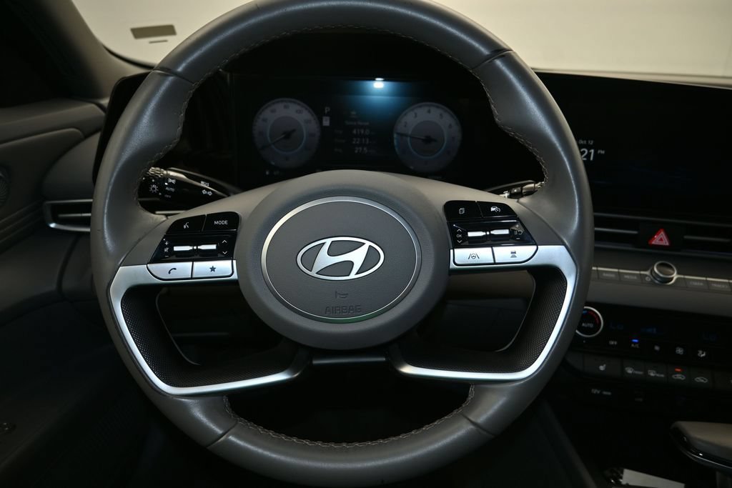 Used 2025 Hyundai Elantra SEL FWD image 13