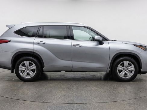 Used 2025 Toyota Highlander LE FWD image 11