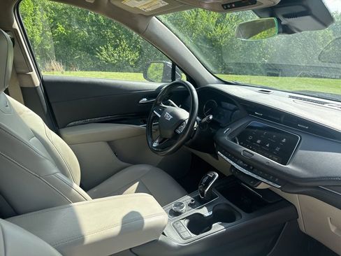 Used 2021 Cadillac XT4 Luxury w/ Cold Weather Package FWD image 6